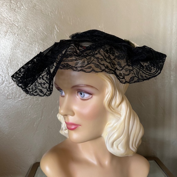 FASHIONABLE 1940\'s BLACK STRAW & LACE HAT WITH IVORY FLOWERS main image 7